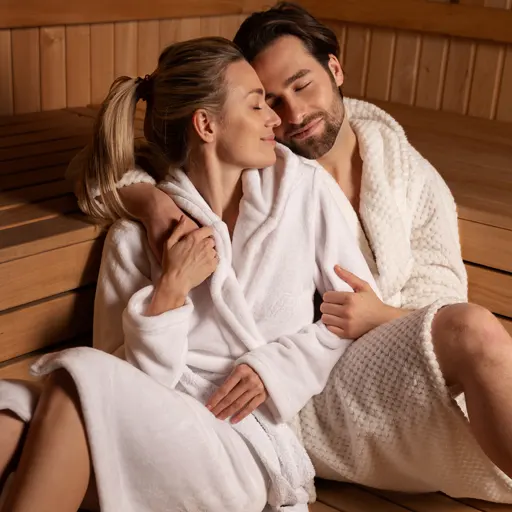 Hatalmas piros mikulás zsák, amit tart a Mikulás.